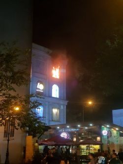 Cháy ở Diamond Plaza quận 1, nhiều người hoảng loạn tháo chạy